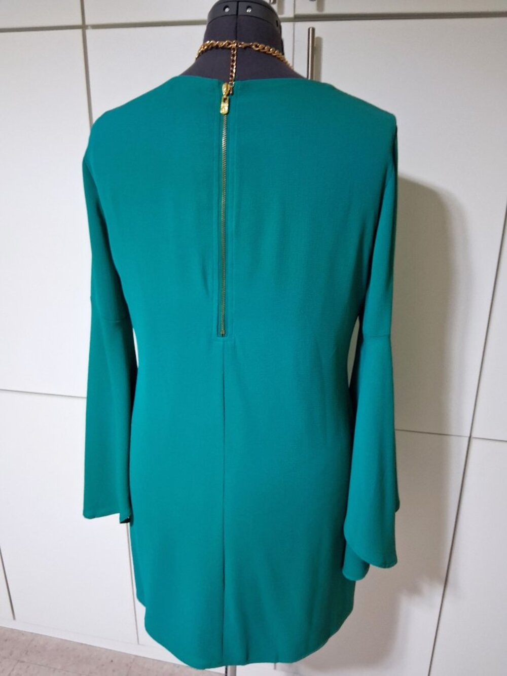 2 items - Bebe Butterfly Sleeve Emerald Green Shift Mini Dress Size L & Necklace - Picture 7 of 10